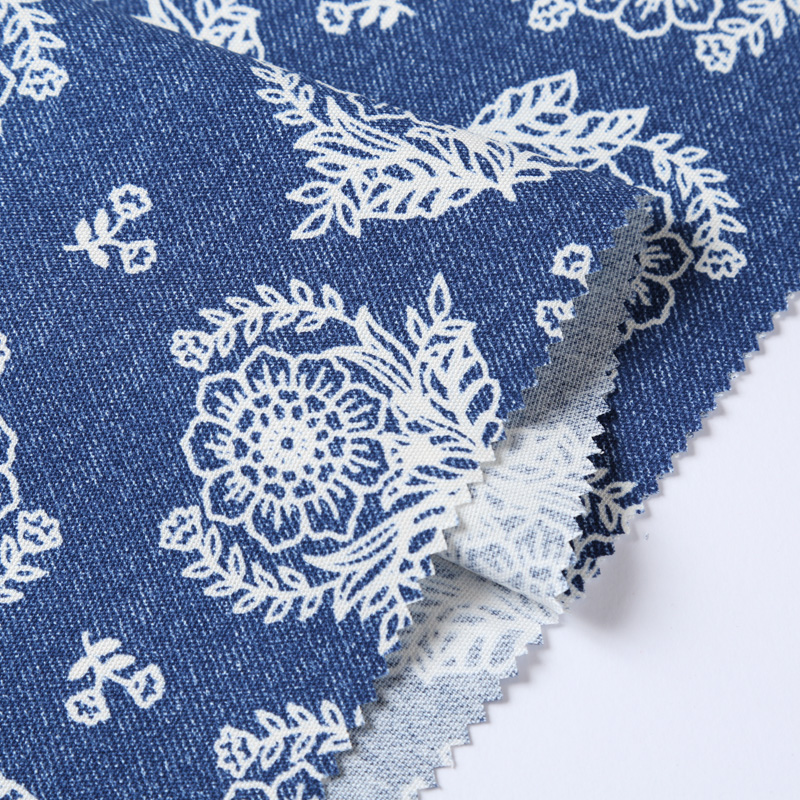 デニム調プリント 4900-8 風合いのあるオックス生地に花柄が描かれています / Denim-like print 4900-8 A floral pattern is drawn on a textured Oxford cloth.