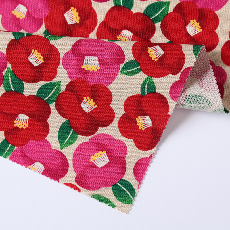 綿麻キャンバスプリント 5100-24 生地に椿と花柄が描かれています / Cotton linen canvas print 5100-24 Camellia and floral patterns are drawn on the fabric.