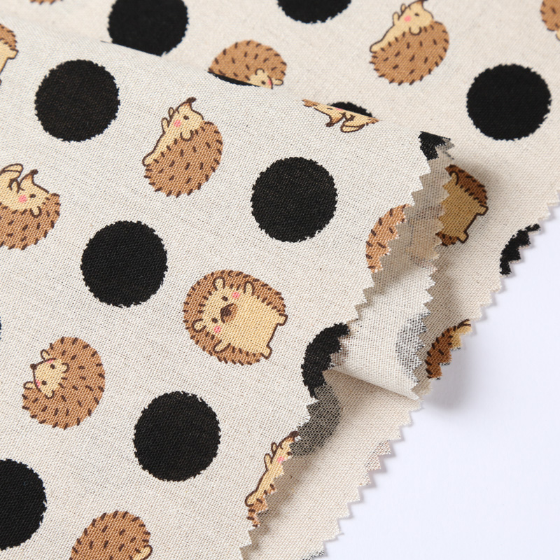 綿麻キャンバスプリント 5300-202 生地に水玉とハリネズミ(動物)が描かれています / Cotton linen canvas print 5300-202 Polka dots and hedgehogs (animals) are drawn on the fabric.