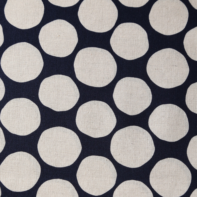 綿麻キャンバスプリント 5100-28 綿麻キャンバス生地に水玉が描かれています / Cotton linen canvas print  5100-28 Polka dots are drawn on cotton linen canvas fabric.